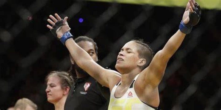 Amanda Nunes makes history in dominant UFC title defense